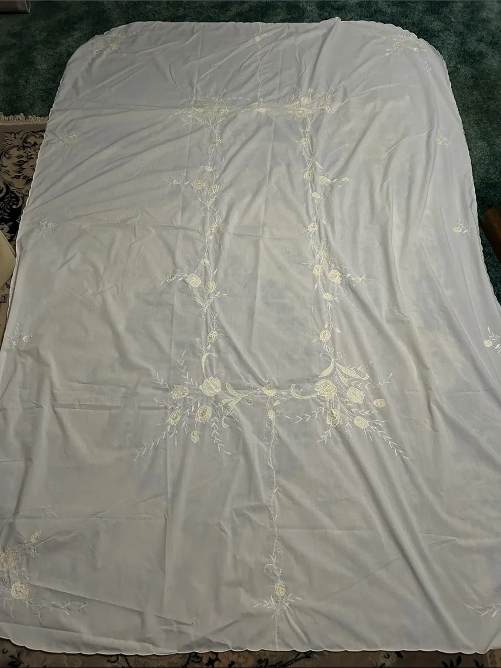 Tulip Satin Cotten Tablecloth, 64” x 101”